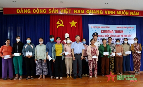 Vùng Cảnh sát biển 2 hỗ trợ nhân dân huyện đảo Lý Sơn 60 triệu đồng 